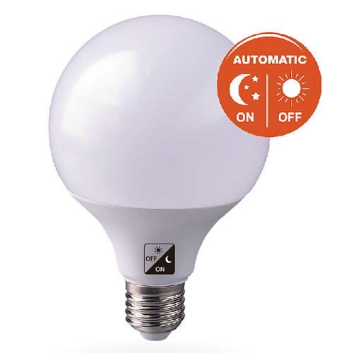 G95 bulb with dusk to dawn sensor